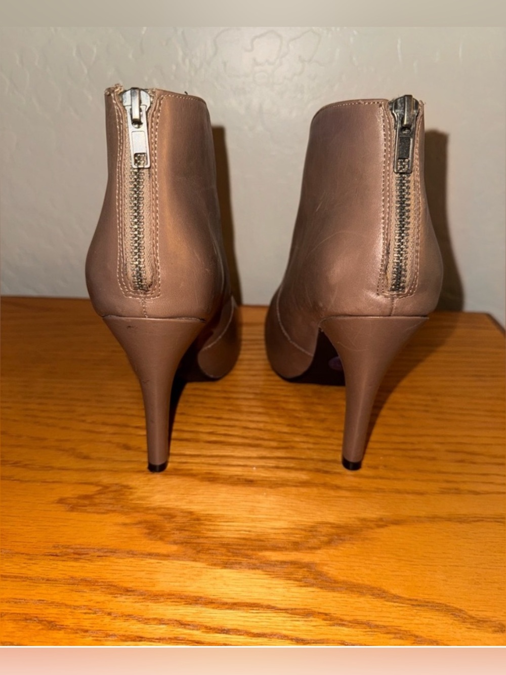 me too Taupe Leather High-Heel Ankle Booties. Size: 7.5 - Picture 3 of 6